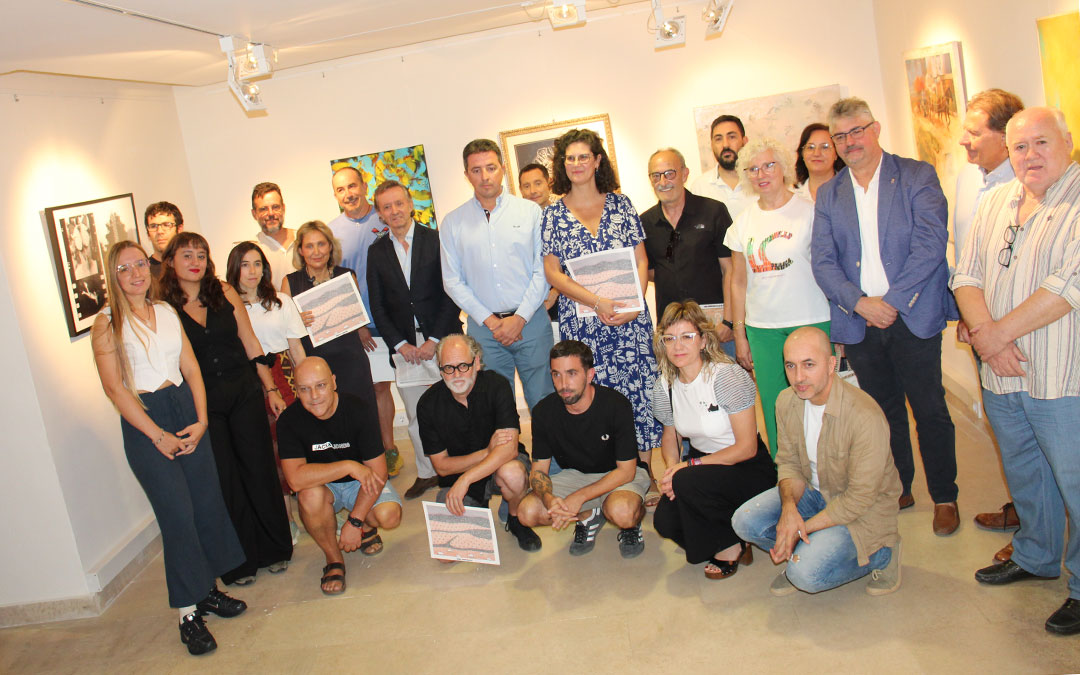 Imagen de archivo de la inauguración del primer certamen. Autoridades, familia Lamiel y miembros del GREC, junto a los premiados y parte de los participantes que viajaron desde diferentes lugares del país para la inauguración de la exposición del I Certamen de Arte Contemporáneo José Lamiel. / B. Severino