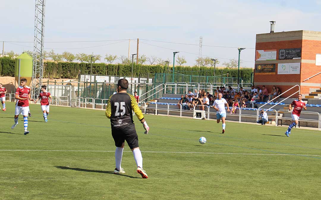 Un lance del partido entre el Real Zaragoza Veteranos y el C.D. Calanda. / B. Severino