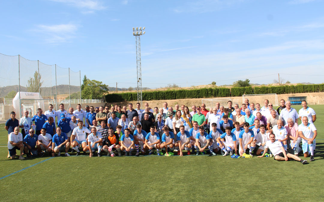 Foto de familia del C.D. Calanda en su centenario con exjugadores, directiva y el Real Zaragoza Veteranos. / B. Severino