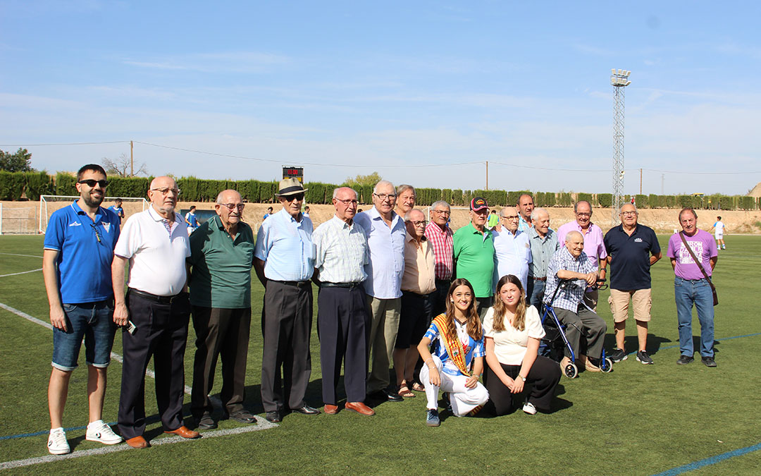 Los más veteranos junto a las Reinas en su homenaje. / B. Severino