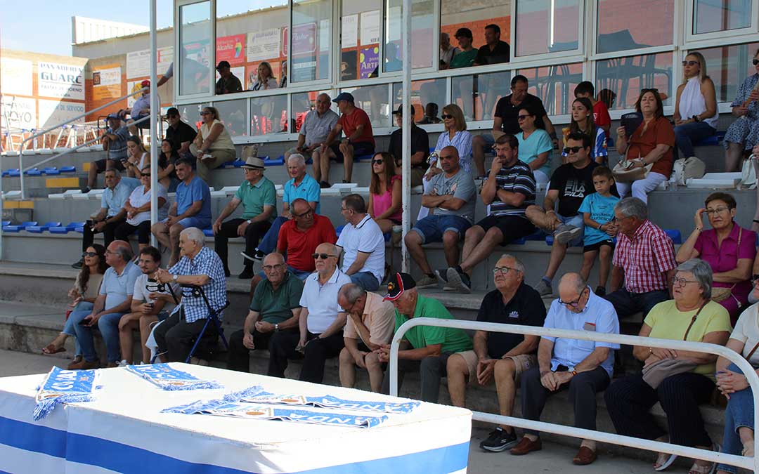 Los exjugadores más veteranos del Calanda en primera fila. / B. Severino