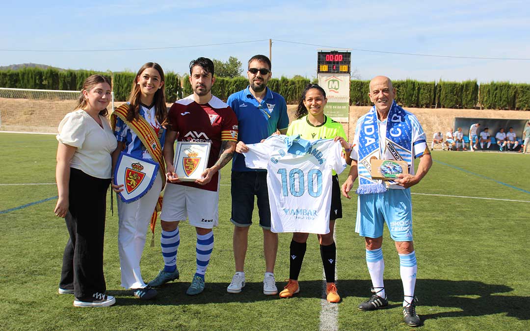 Intercambio de regalos antes del partido entre calandinos y zaragocistas con Juan Señor a la cabeza. / B. Severino