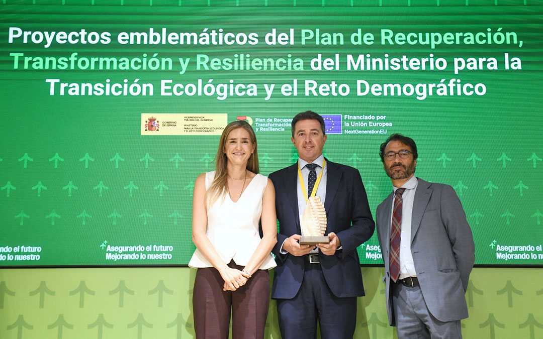 El alcalde José Alberto Herrero, ha recogido la distinción al proyecto del Laboratorio I+D+i que se va a construir en Calanda. / Ayto Calanda