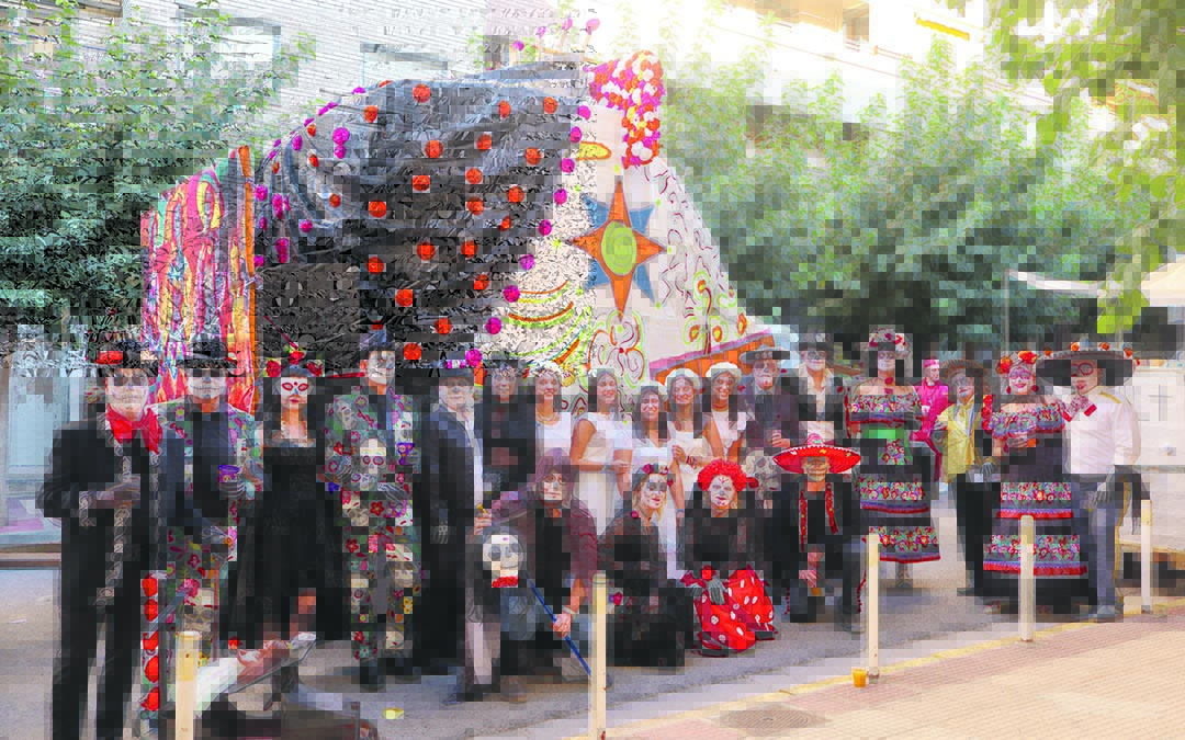 Las catrinas se dejaron ver por la avenida.