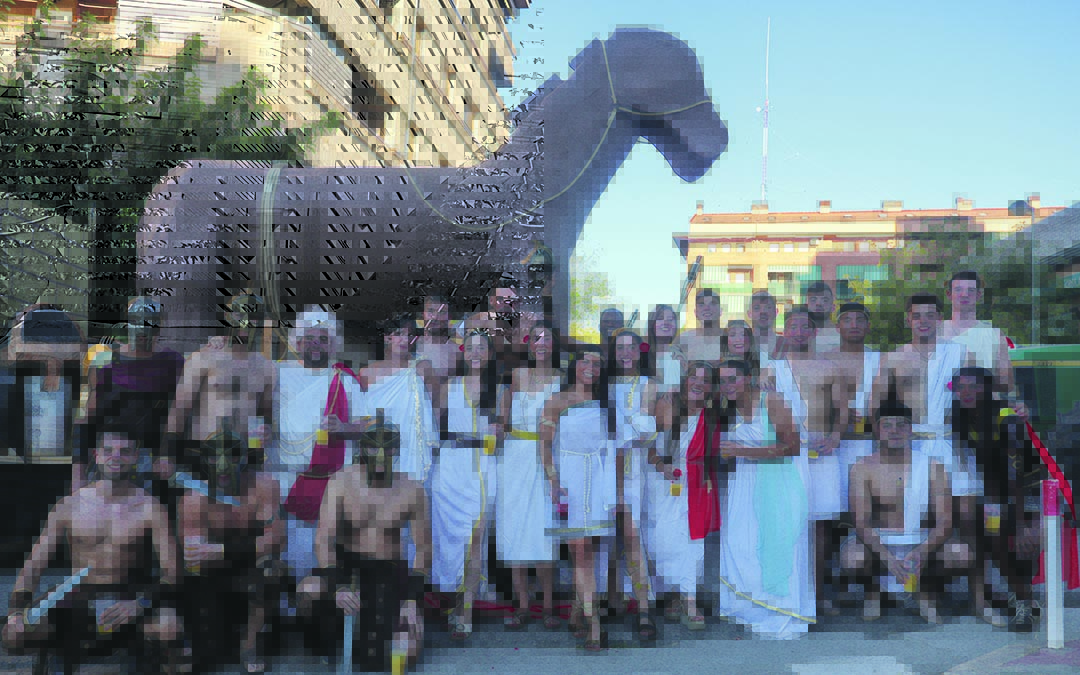 Los troyanos y su gran caballo en las carrozas.