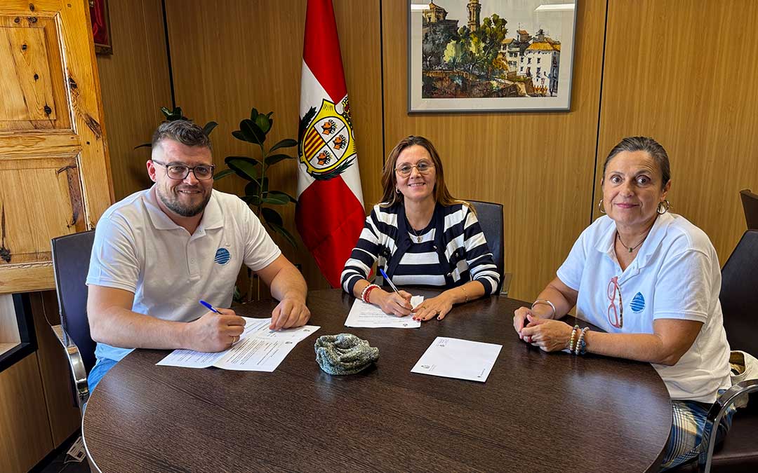 Firma del convenio entre el Ayuntamiento de Caspe y APEC./ Ayto.
