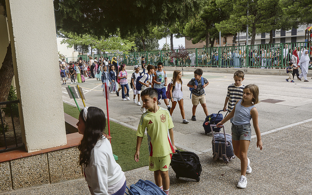 Alumnos del colegio Alejo Lorén de Caspe en el inicio de clases del curso 2025-2026.