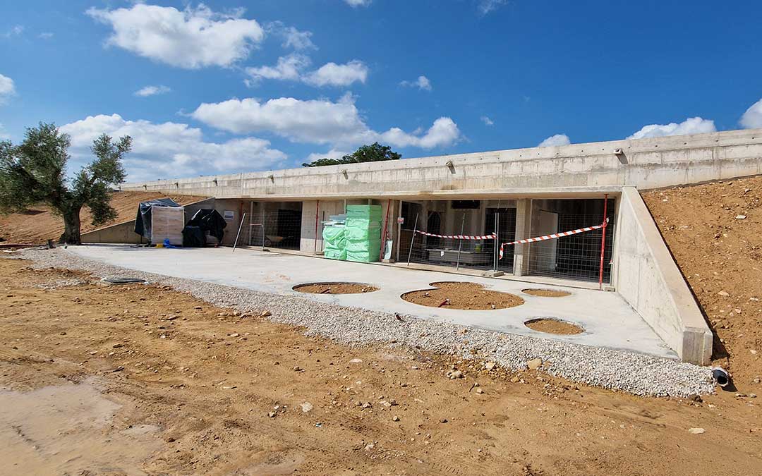 Obras de construcción del centro de Cicloturismo y Outdoor del Matarraña junto al albergue comarcal en Cretas / M.J. Salvador