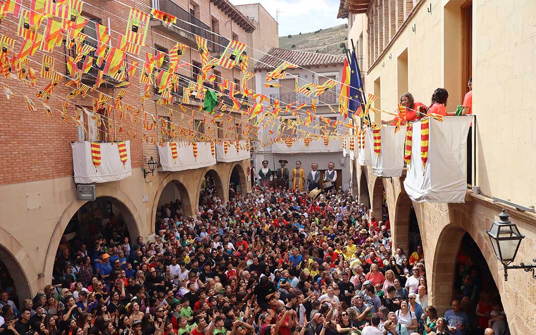 Chupinazo de inicio de fiestas del año 2024, desde el balcón del Ayuntamiento./ Alba Zurita
