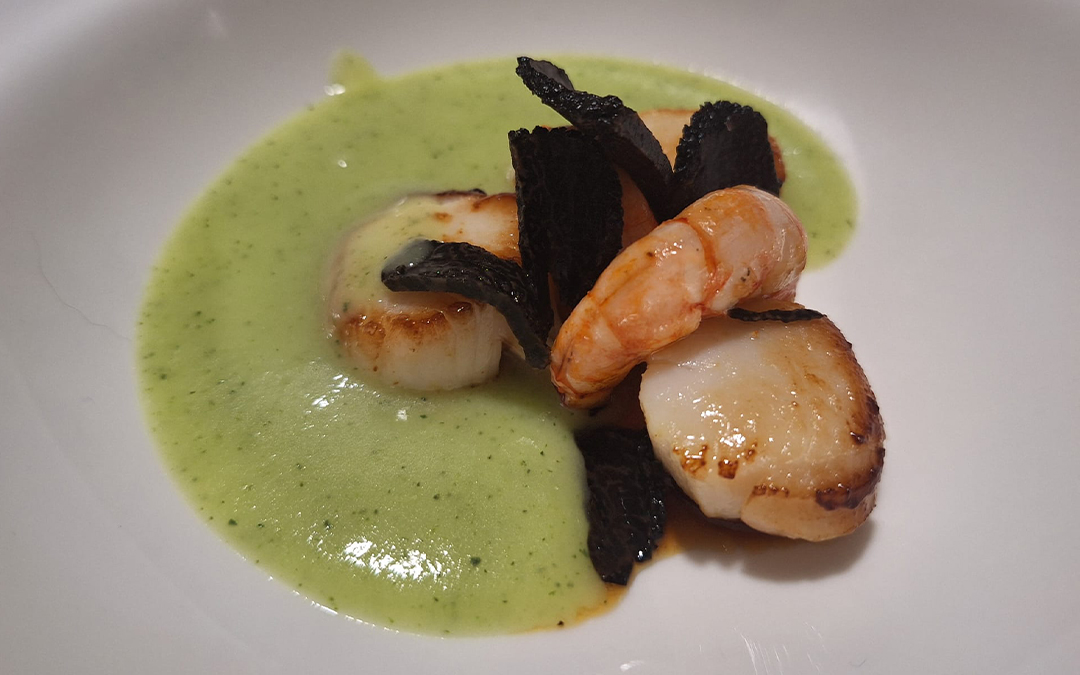 Crema de calabacín con vieiras, gamba roja y trufa negra./ Manuel Barrau