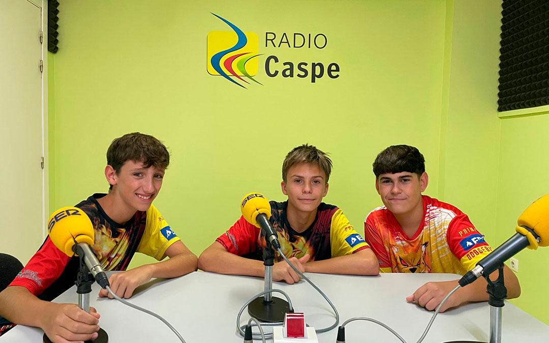 Elías Vicente, Hugo López y Arturo Calavera en Radio Caspe./ S.F.