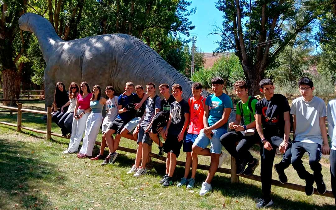 Visita de los alumnos a uno de los dinosaurios del Parque Paleontológico de Galve / Geoparque
