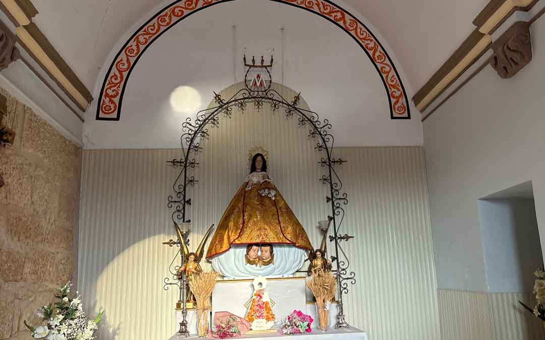 El óculo de luz acercándose a la imagen de la Virgen./ A.D.