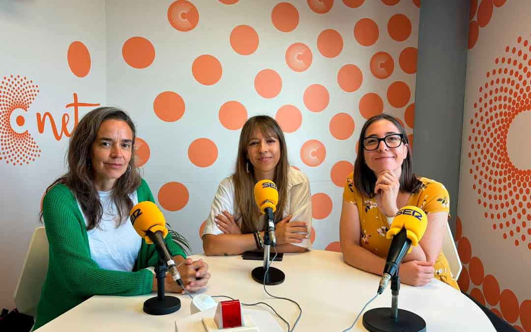 Las escritoras becadas en Casa Belmonte visitan Radio La Comarca./ A.D.