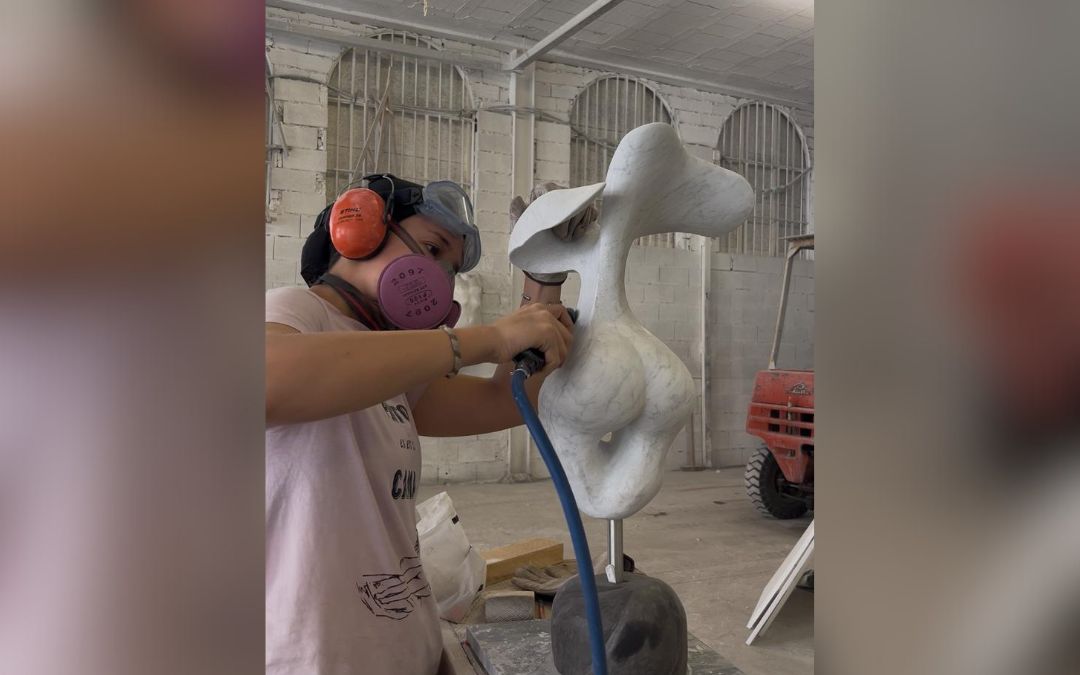 Estela Ferrer trabajando en la obra que presentará al certamen de Carrara./ L.C.