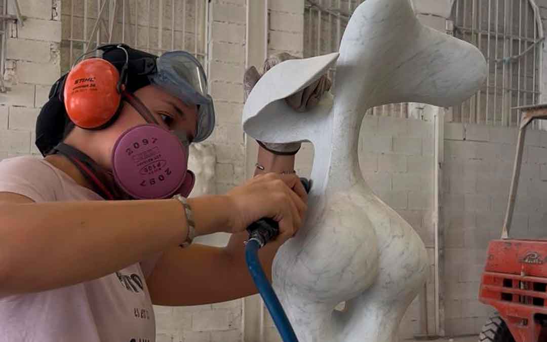 Estela Ferrer preparando su obra para el Premio Carrara de la Unesco./ Estela Ferrer