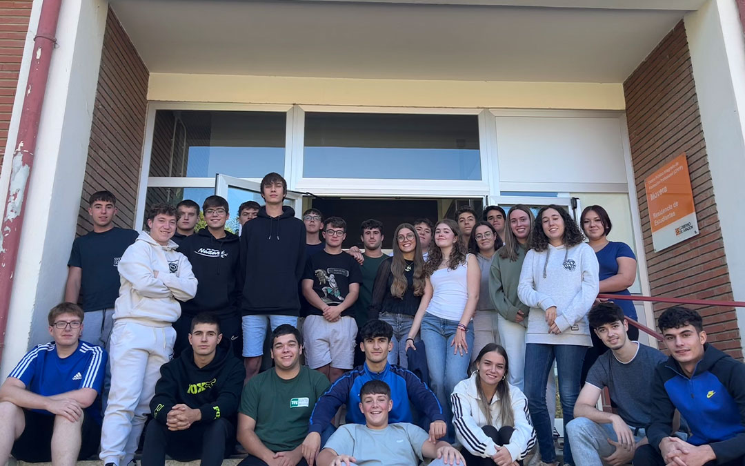 Todos los estudiantes afectados delante de la puerta de la residencia./ L.C.