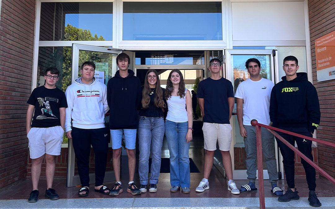 Los siete estudiantes del Bajo Aragón Histórico junto con un alumno procedente de la comarca del Jiloca./ L.C.