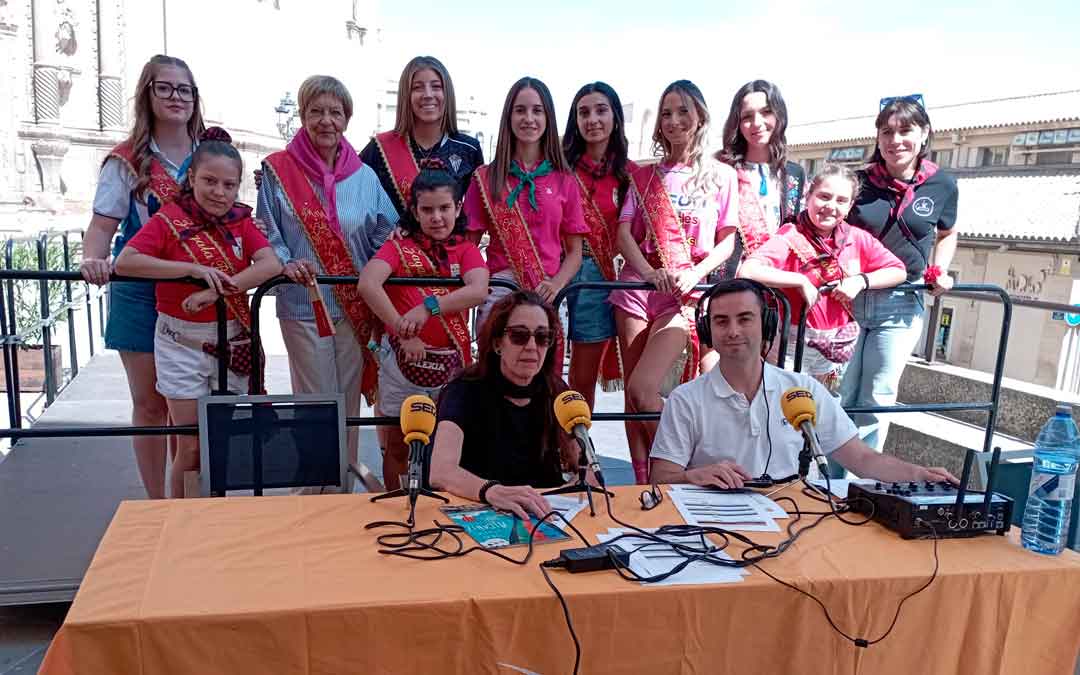 Invitados del programa especial desde la Plaza de España de Alcañiz./ La Comarca