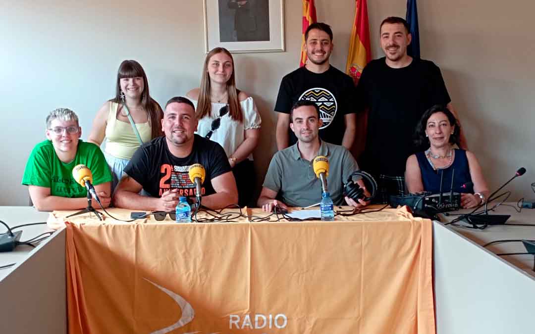 Programa especial de Radio La Comarca desde el Salón de Plenos del Ayuntamiento de Alcorisa./ L.C.