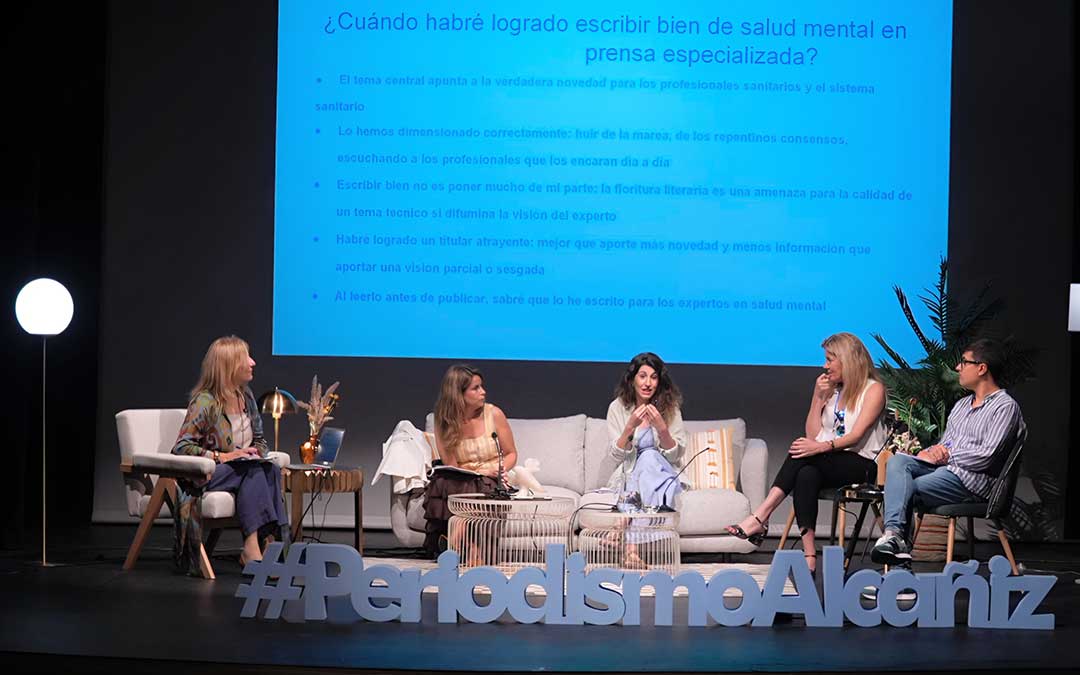 Mesa redonda ‘¿Quién firma esto?’. Érika Montañés, Sofía Pérez, Graziella Almendral y Juanma Fernández con Samitier este lunes por la mañana / Abdul Grau
