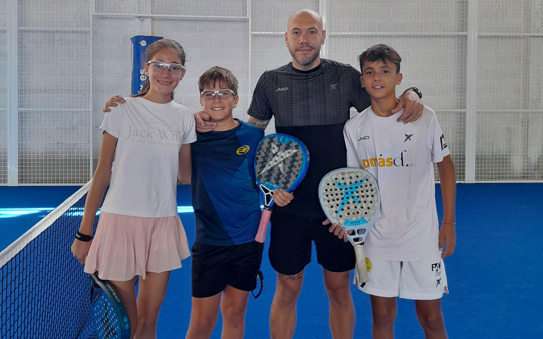 Los tres jugadores con su entrenador de Nave 13 de Alcañiz, Marcos Espallargas./ NAVE13