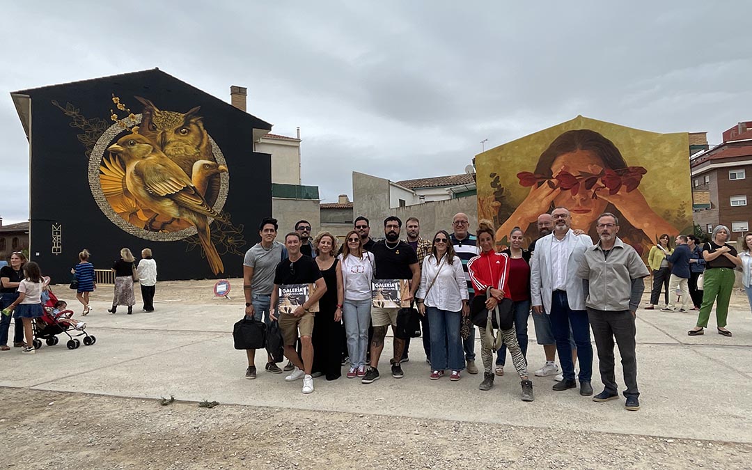 Artistas, jurado y corporación municipal entre los dos murales ganadores./ S.F.