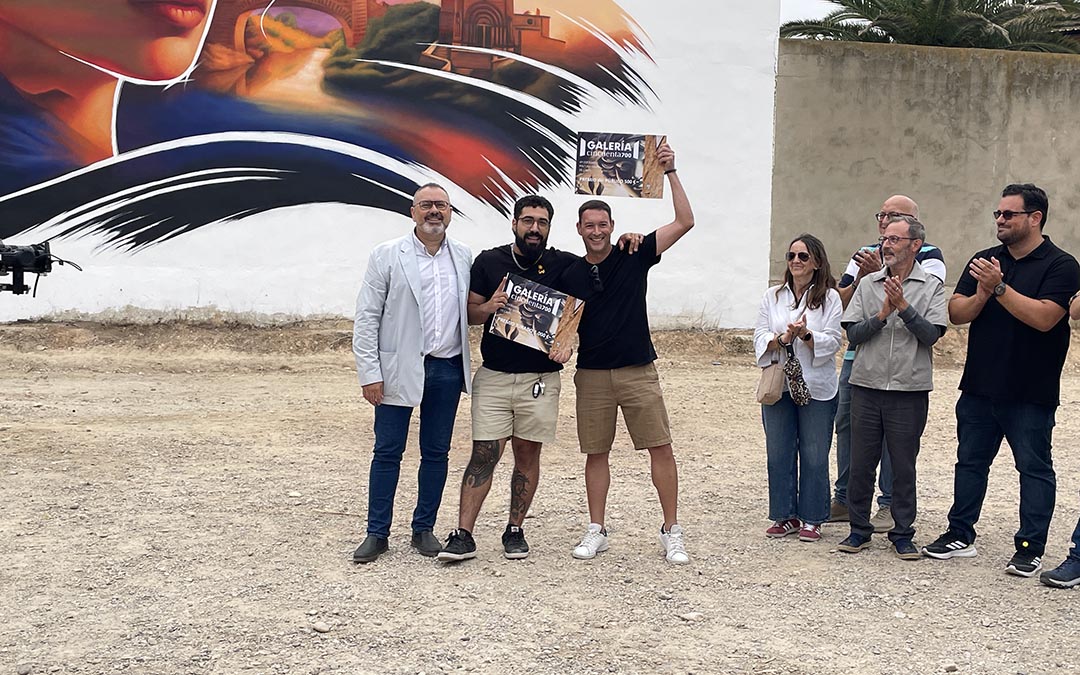 Los dos ganadores con sus premios./ S.F.