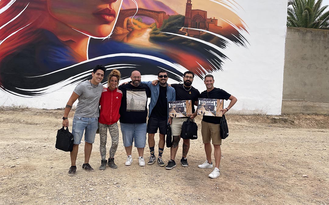 Los artistas con José Antonio Pérez, coordinador del certamen./ S.F.