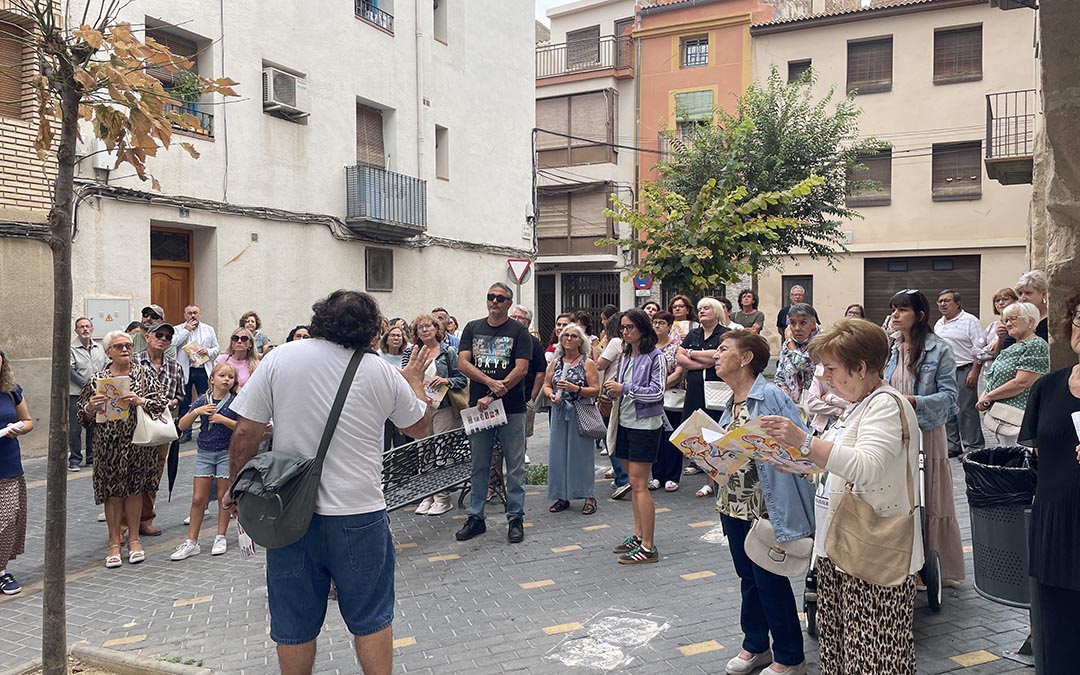 Los asistentes a la visita guiada han podido seguirla con un mapa que recoge todos los murales que hay en el municipio./ S.F.