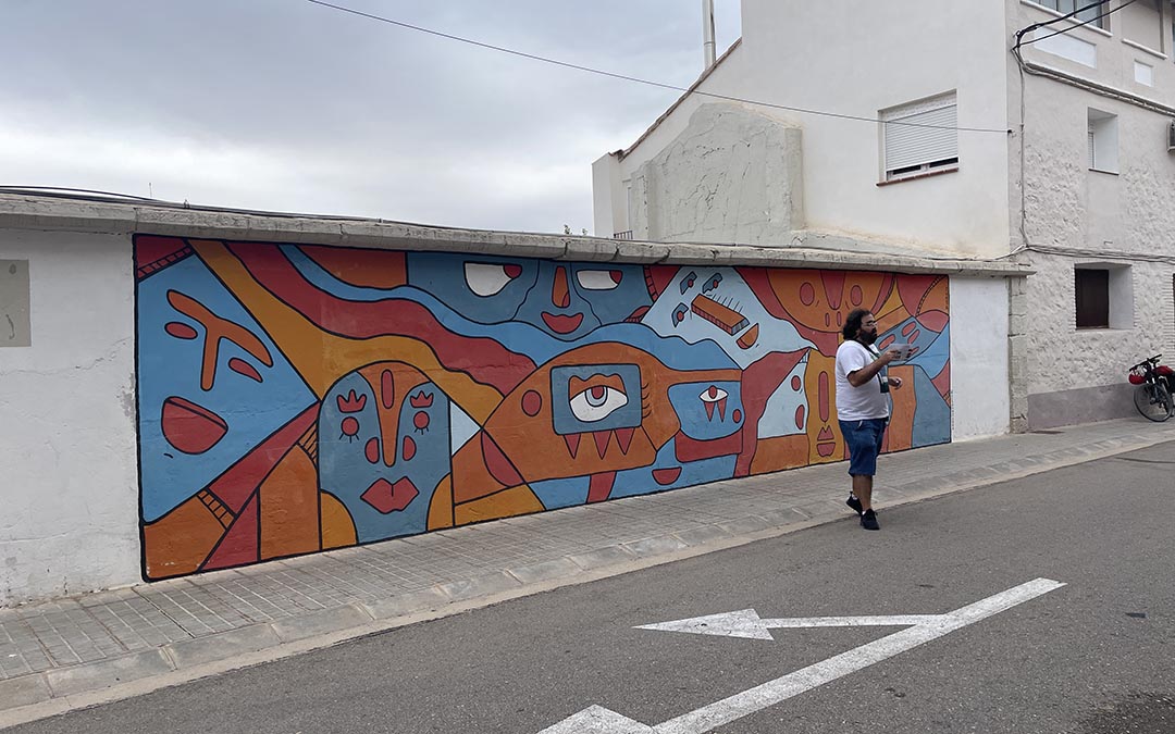 José Fillola, técnico de Turismo, durante la visita guiada por murales anteriores./ S.F.