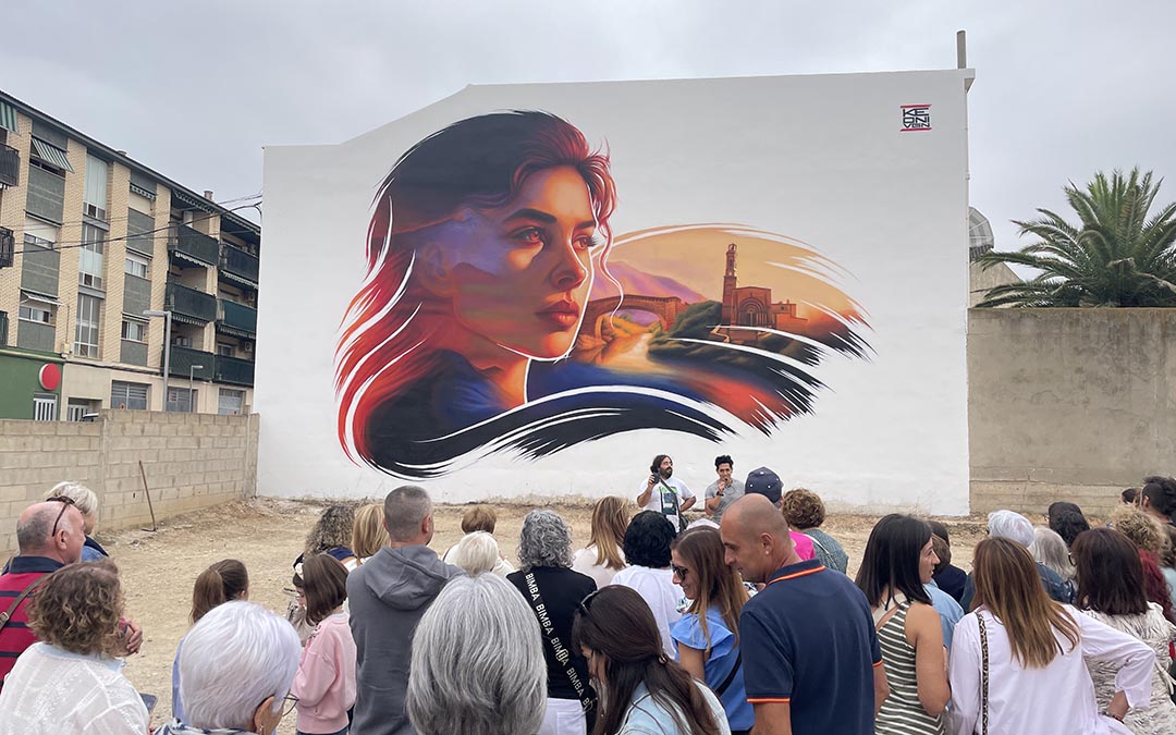 El público observando uno de los murales./ S.F.