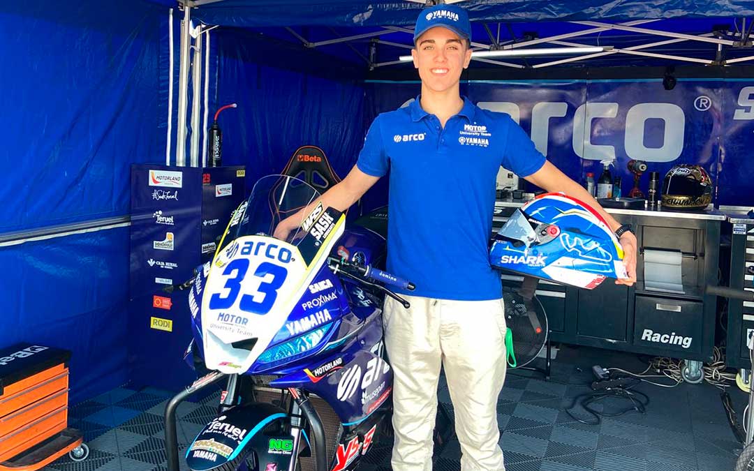 Gonzalo Sánchez posa junto a su moto antes de las carreras, el domingo./ A.Z