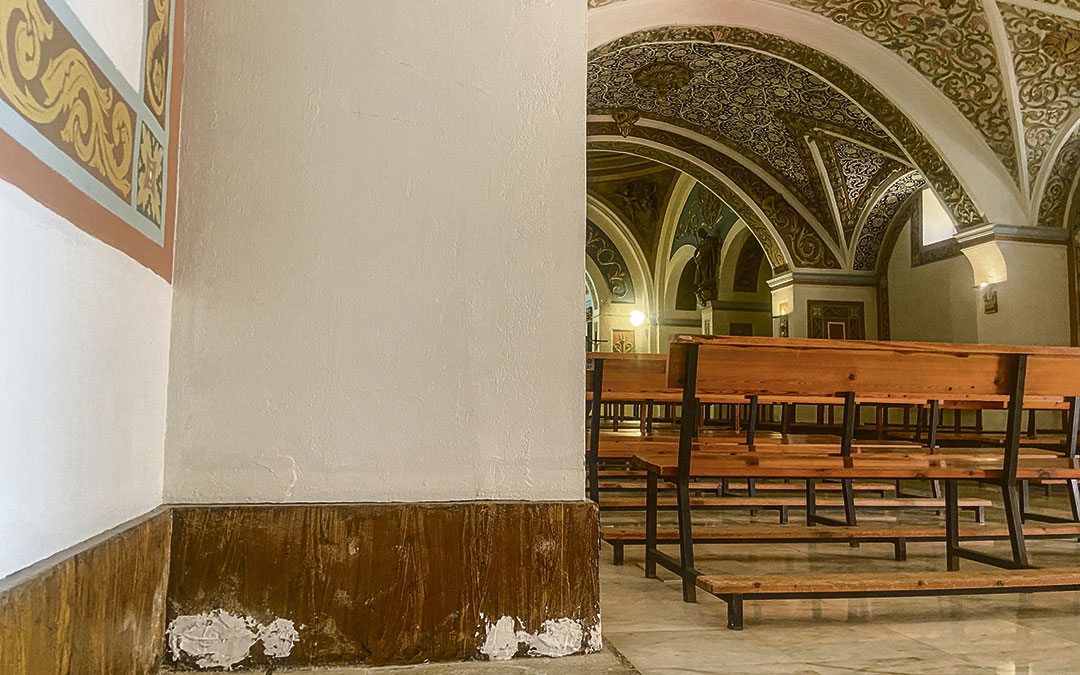 Han reparado los zócalos de la pared de dentro de la iglesia. En mente tienen también otras propuestas. / A.Z