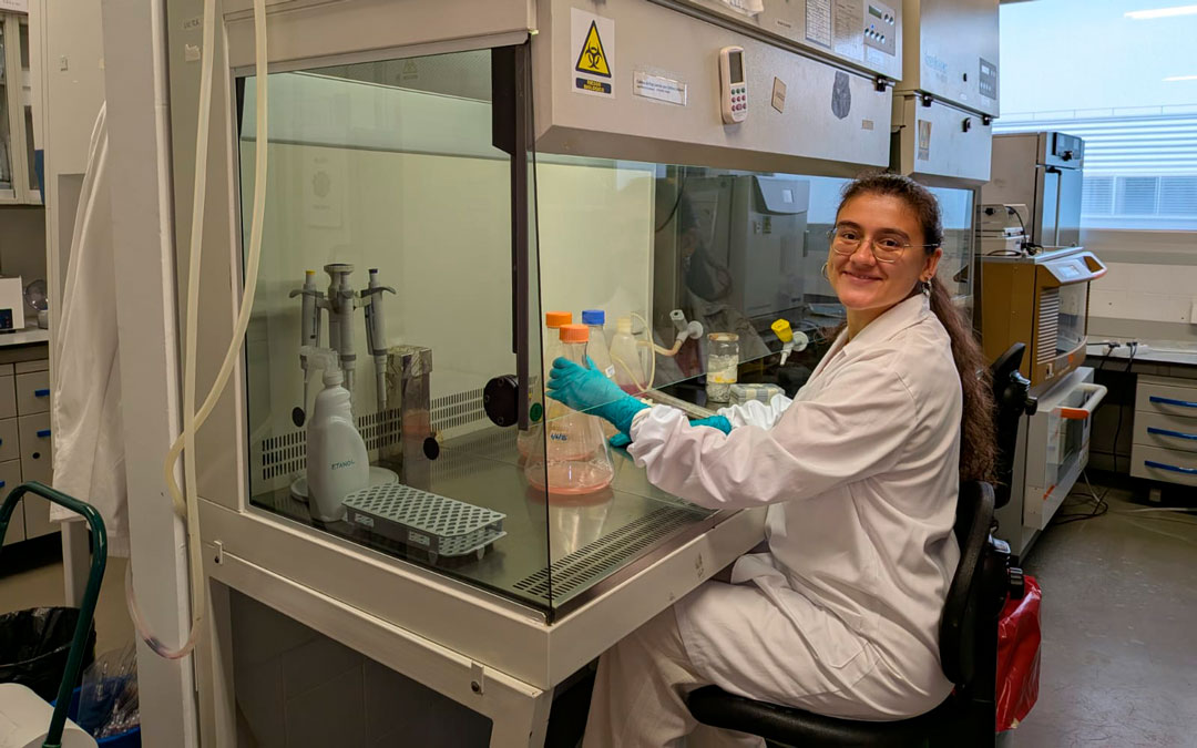 La joven investigadora trabajando desde el laboratorio./ I.G.