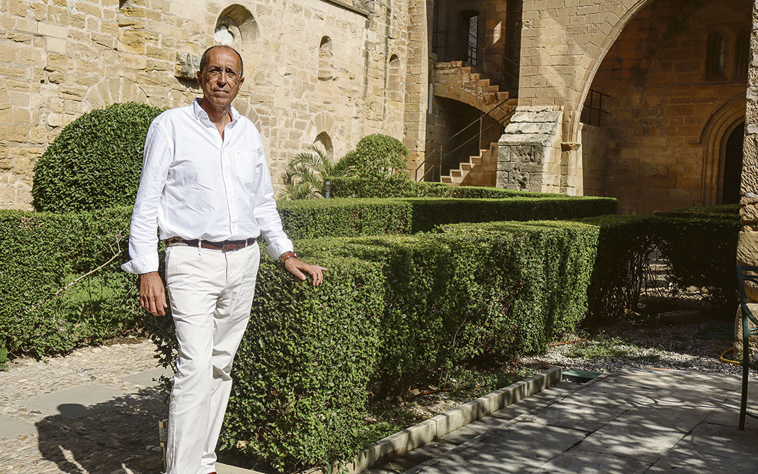 Javier Fabón Zurita posa en el jardín de el Castillo Calatravo de Alcañiz, un «lugar icónico» y la primera imagen que ve cuando regresa a su pueblo. / A.Z