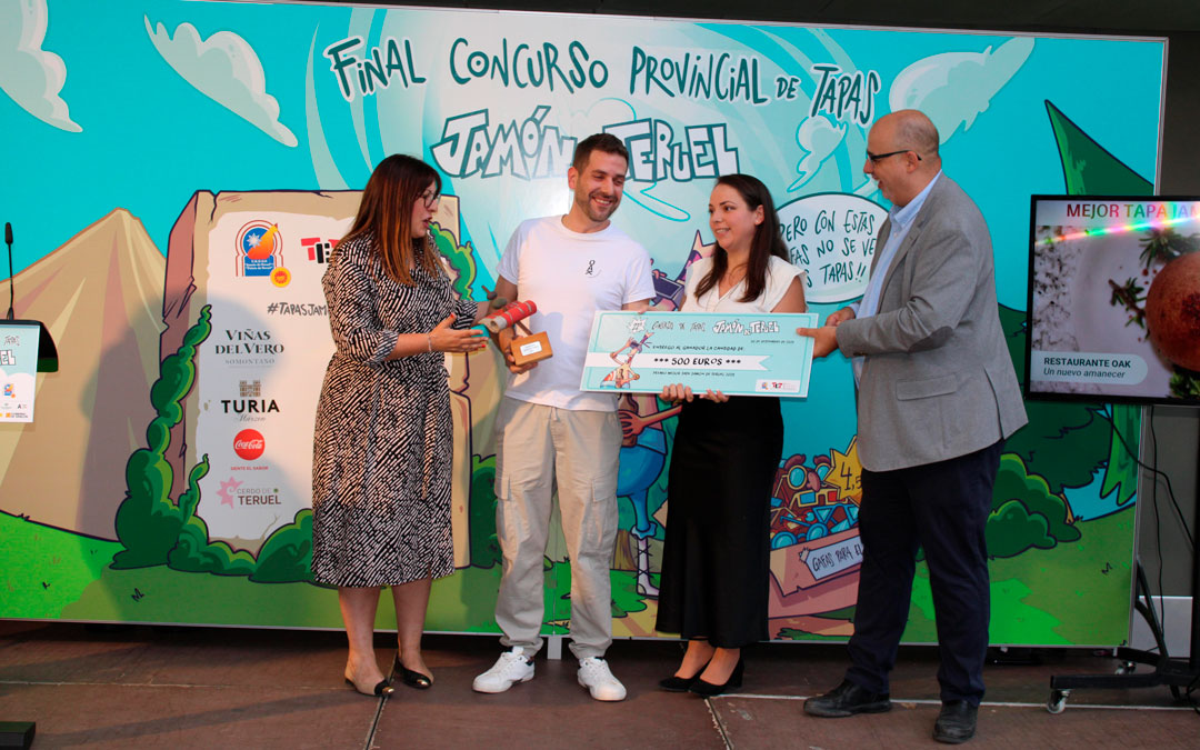 El chef Kike Micolau ha recogido el premio./ CRJT