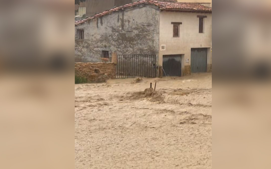 Imagen compartida en redes sociales de la riada de Las Parras de Castellote tras una granizada. / L.C.