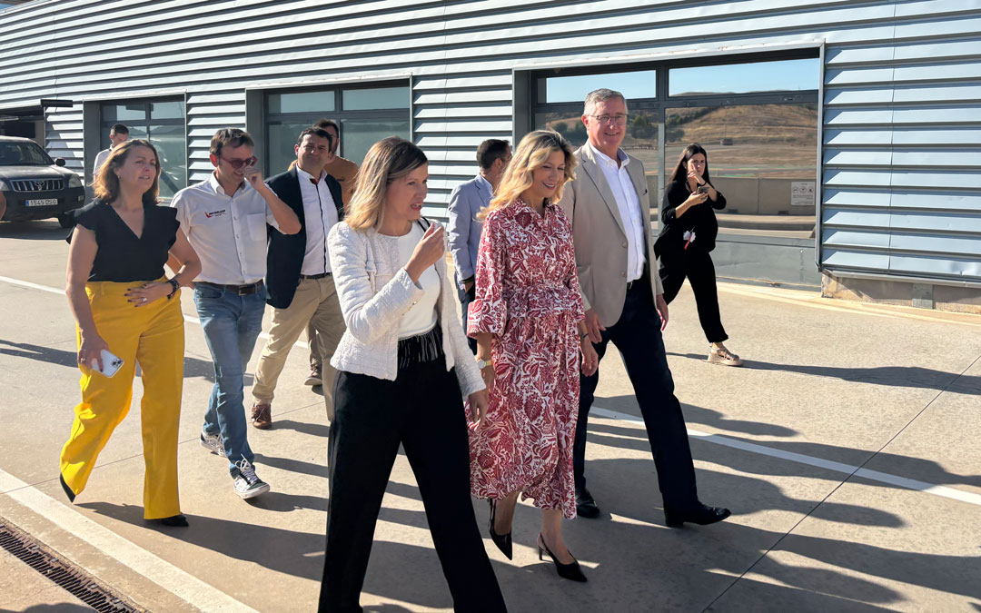 Momento de la visita a Motorland de este jueves para conocer los avances del proyecto del vehículo autónomo./ S.C.