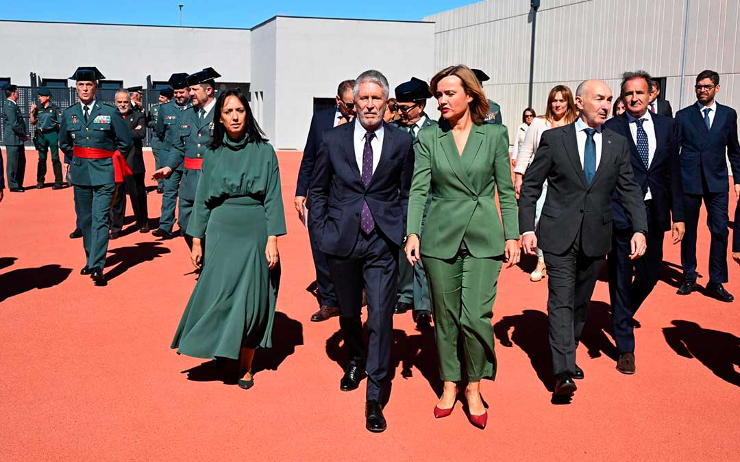 El ministro del Interior, Fernando Grande-Marlaska, inauguró este lunes un acuartelamiento en Zaragoza con Pilar Alegría / M.I.