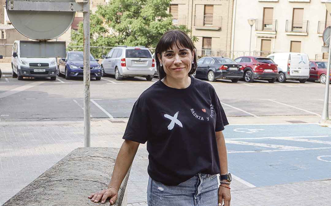 Marta Alquézar posa en El Cuartelillo, un espacio que va a utilizarse durante las patronales. Eligió ponerse la camiseta de Bea Royo para ilustrar esta entrevista con el fin de poner en valor sus propios ideales. / A.Z