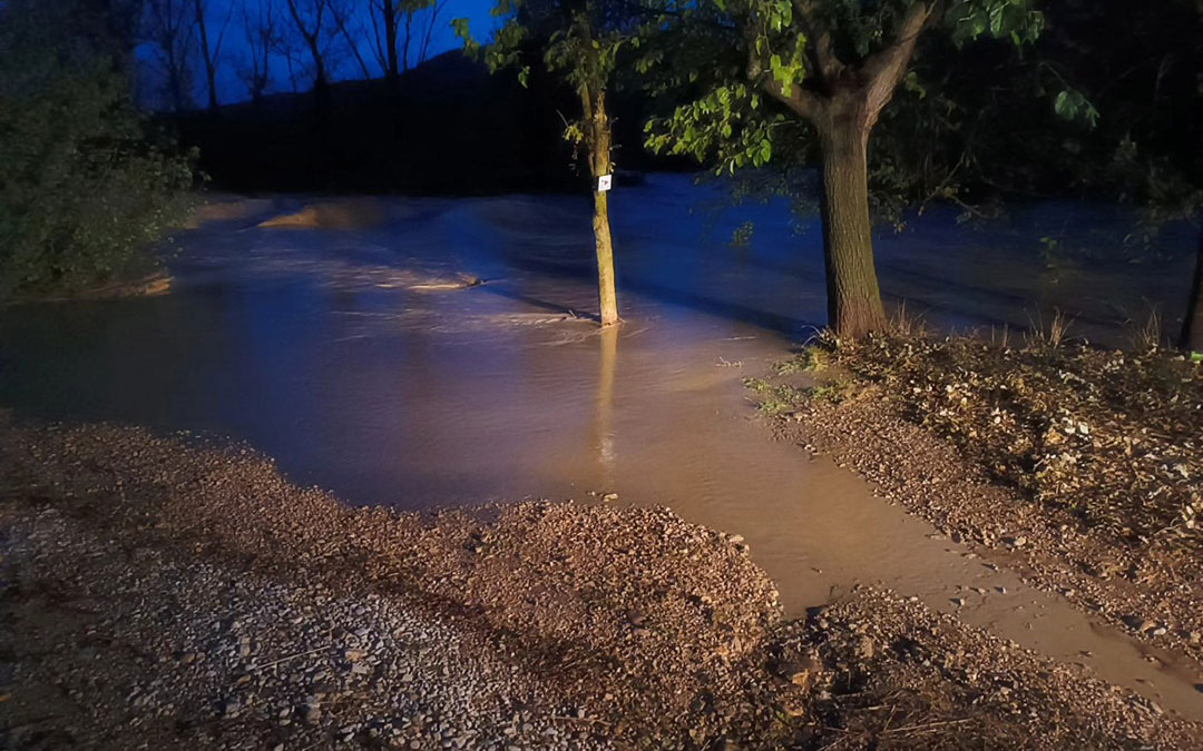 Imagen publicada por el Ayuntamiento de Mas de las Matas del estado del Guadalope en la noche de este domingo. / Ayto. Mas de las Matas