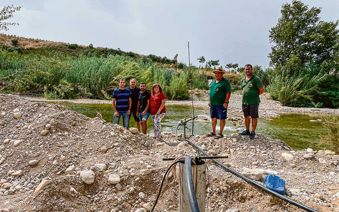 Rosa Orona, la alcaldesa, en una visita a las obras del pozo junto a otros miembros del Ayuntamiento./ R.O.