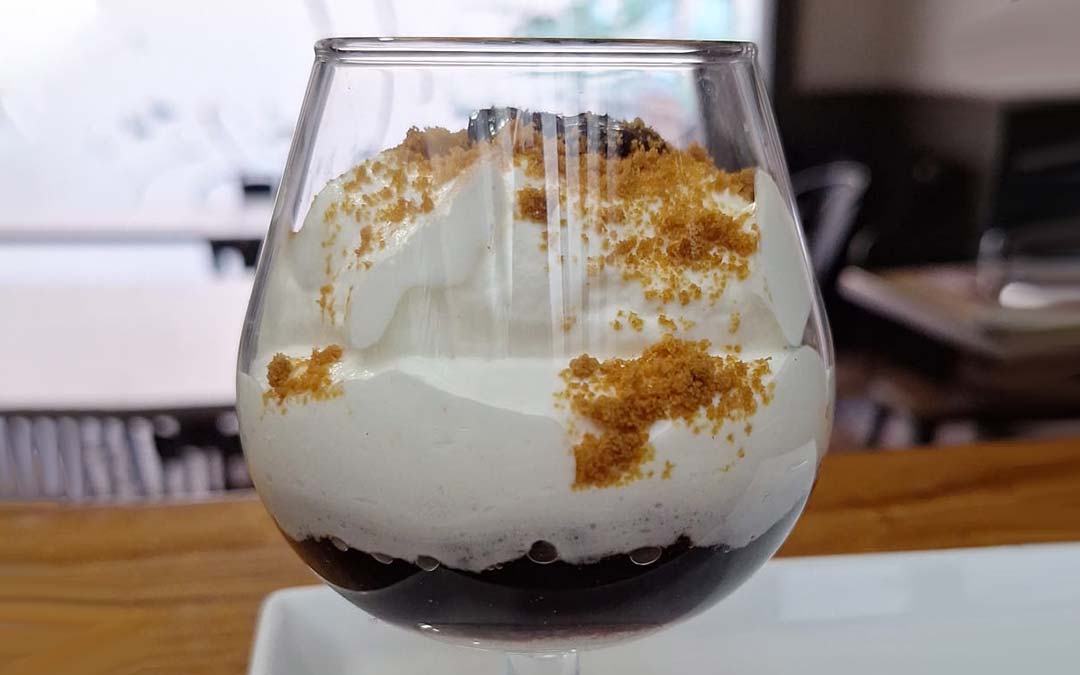 Mousse de queso con mermelada de cerezas y galleta lotus./ Manuel Barrau