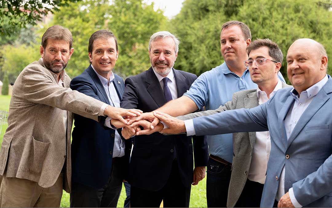 El presidente Azcón, las organizaciones agrarias y Cooperativas Agroalimentarias de Aragón han firmado este miércoles un acuerdo para hacer frente a la nueva propuesta de la PAC / Fabián Simón
