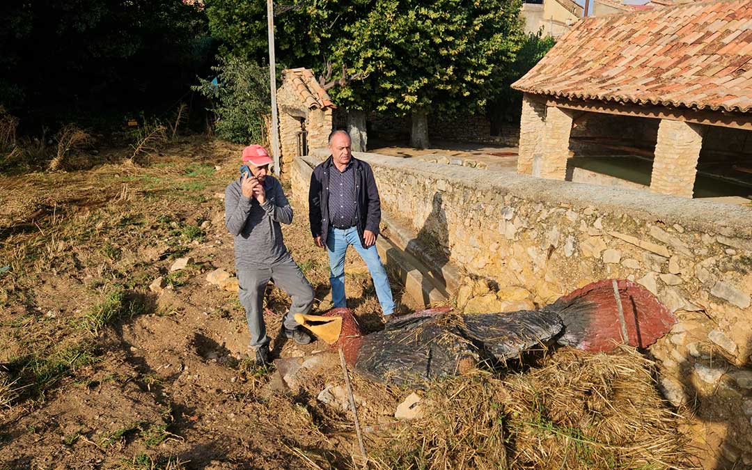 El vicepresidente segundo de la Diputación de Teruel, Rafael Samper, visitó este martes los daños de Las Parras de Castellote junto a su alcalde, Javier Trullenque./ DPT.