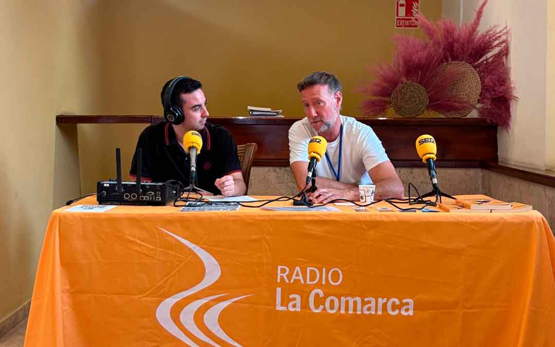 Pedro García Aguado siendo entrevistado por Radio La Comarca./ La Comarca
