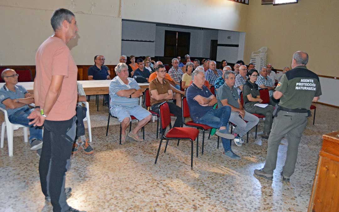 Reunión mantenida hace unos días entre APNS, Ayuntamiento, propietarios de los terrenos e ingenieros en Peñarroya./ R. Lombarte.