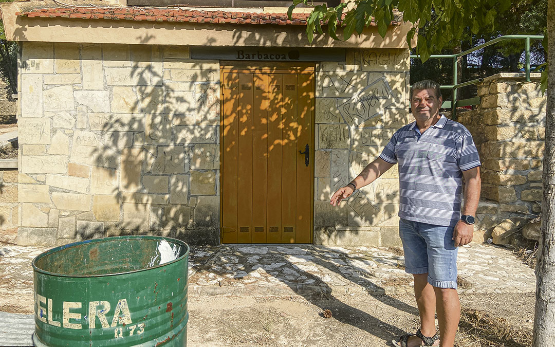 José María señala el espacio en el que quieren colocar una barandilla, al lado de la barbacoa y que separaría la zona del campo de olivos. / A.Z