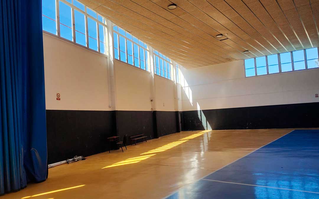 El rocódromo se construirá en el interior del polideportivo municipal en la pared izquierda de la imagen / Ayto. de Calaceite